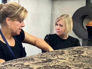 Mona Neubaur macht Praktikum in der Schreinerei Reininghaus Seifert