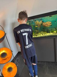 Die neuen Trikots kommen gut beim SV Weitmar 09 Nachwuchs an.