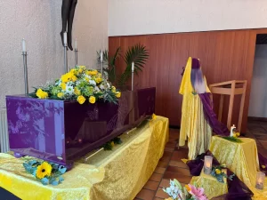 Individueller Sarg in Violett mit Schmetterlingen